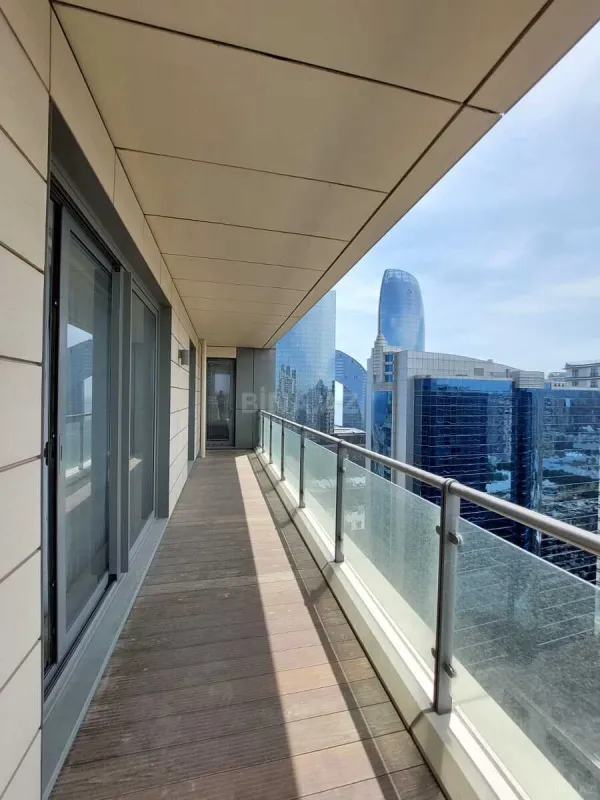 Kirayə verilir 5 otaqlı mənzil 320 m²