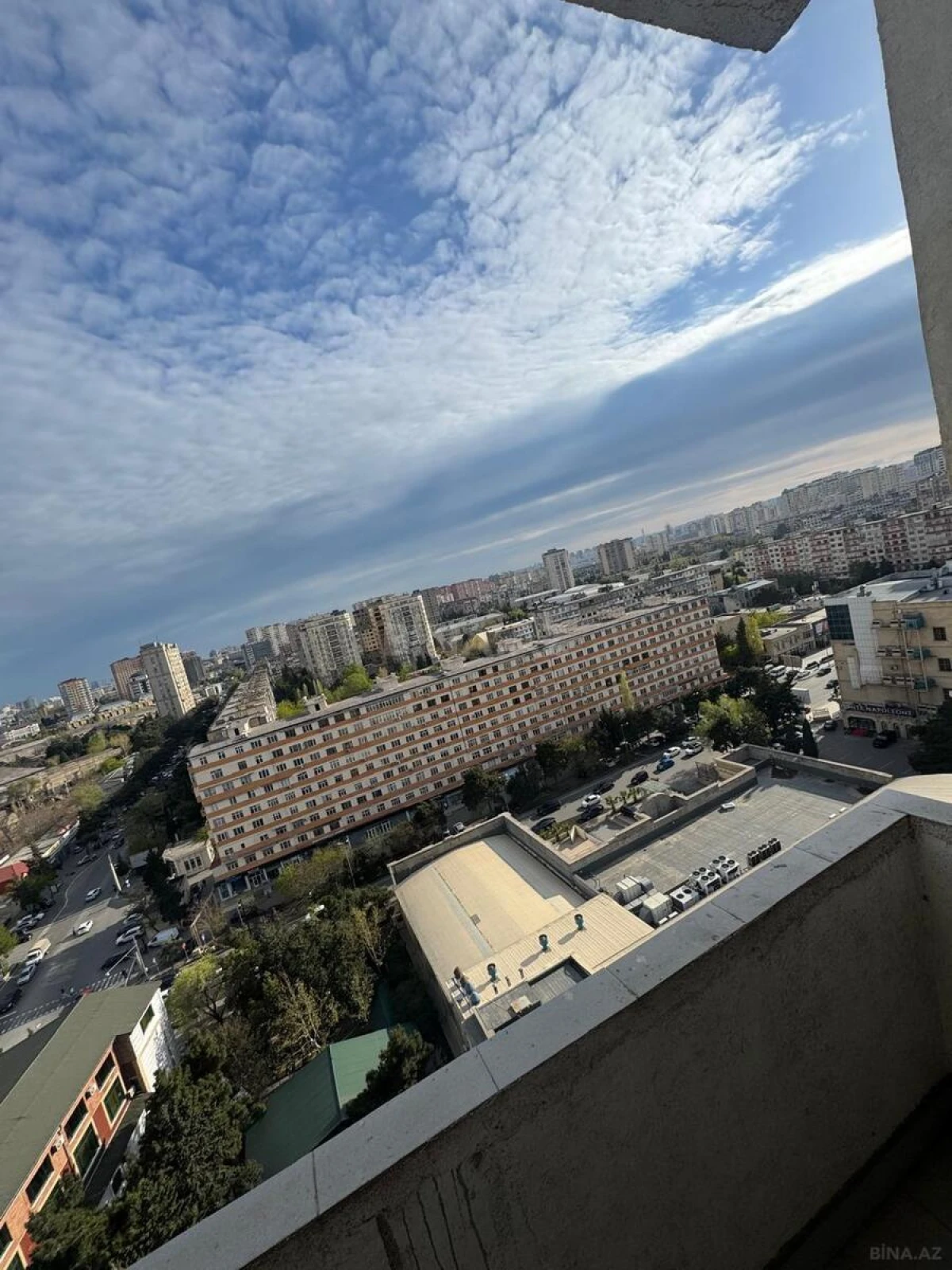 Satılır 3 otaqlı mənzil 121 m²