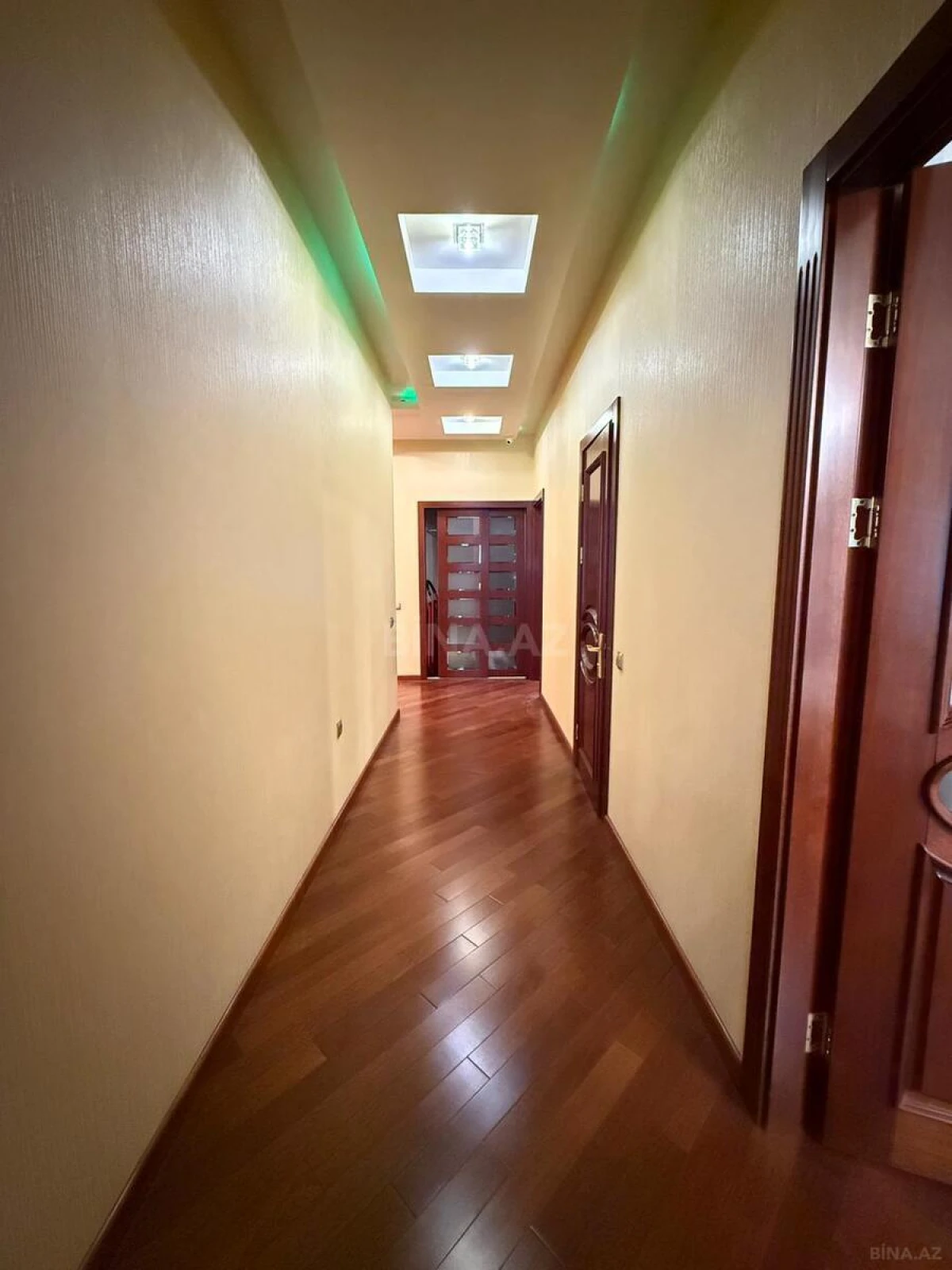 Satılır 5 otaqlı mənzil 202 m²