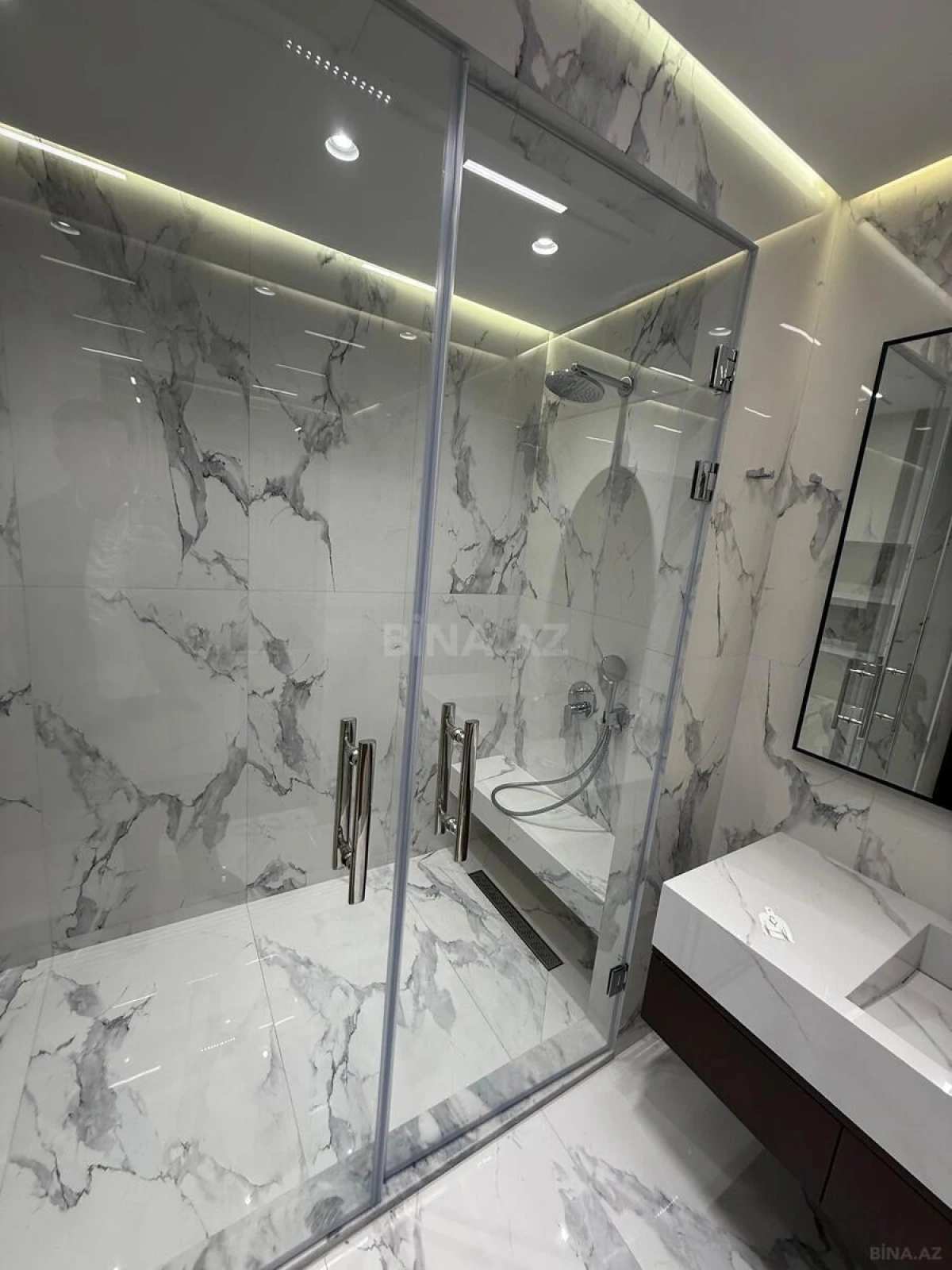 Kirayə verilir 2 otaqlı mənzil 97 m²