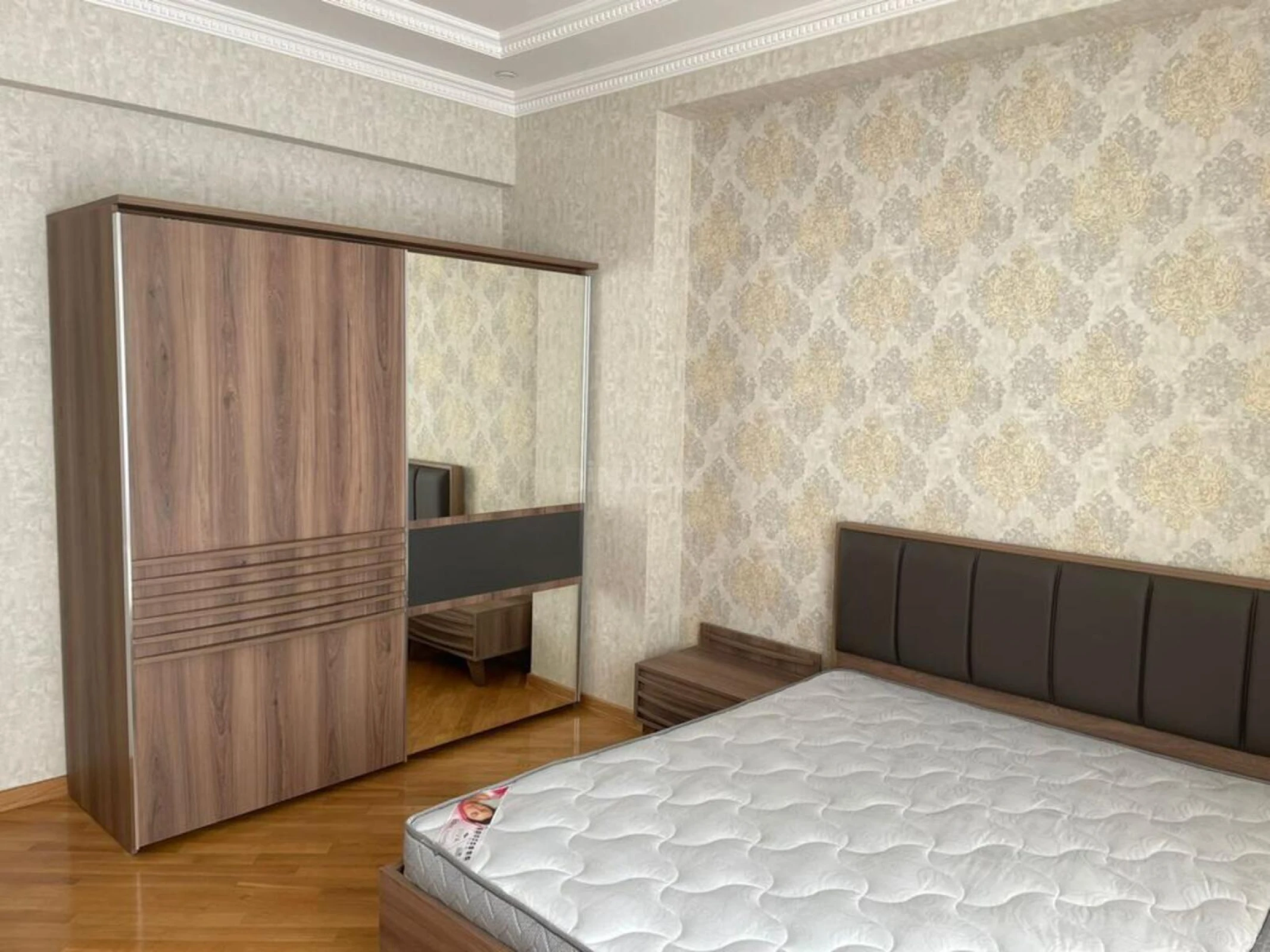 Kirayə verilir 4 otaqlı mənzil 200 m²
