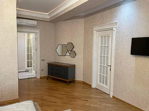 Kirayə verilir 4 otaqlı mənzil 200 m²