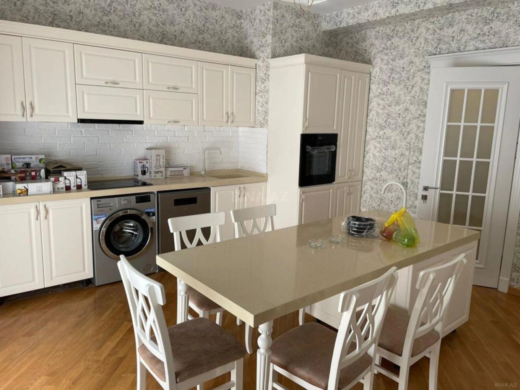 Kirayə verilir 4 otaqlı mənzil 200 m²