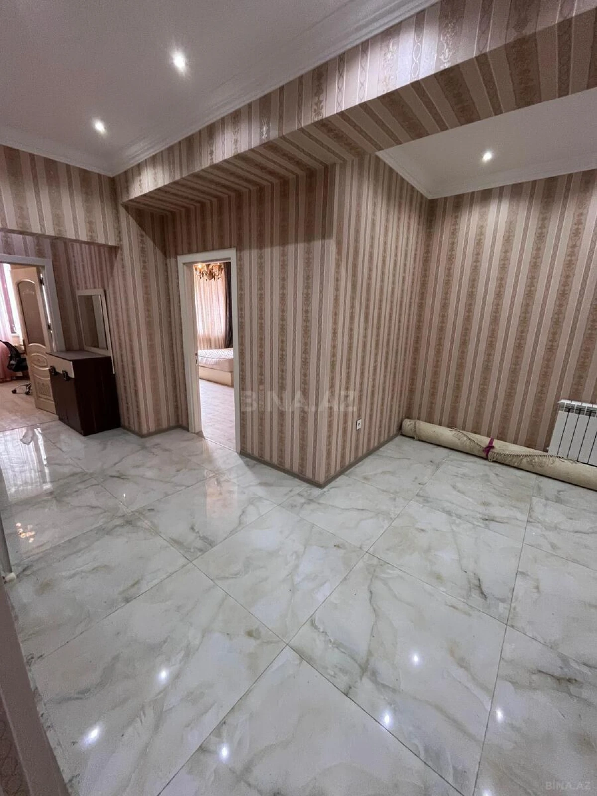 Satılır 4 otaqlı mənzil 190 m²