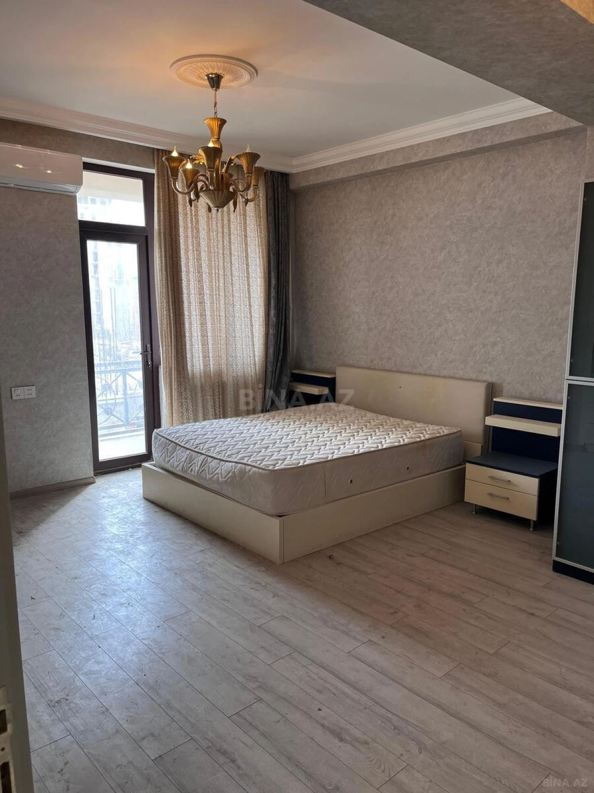 Satılır 4 otaqlı mənzil 190 m²