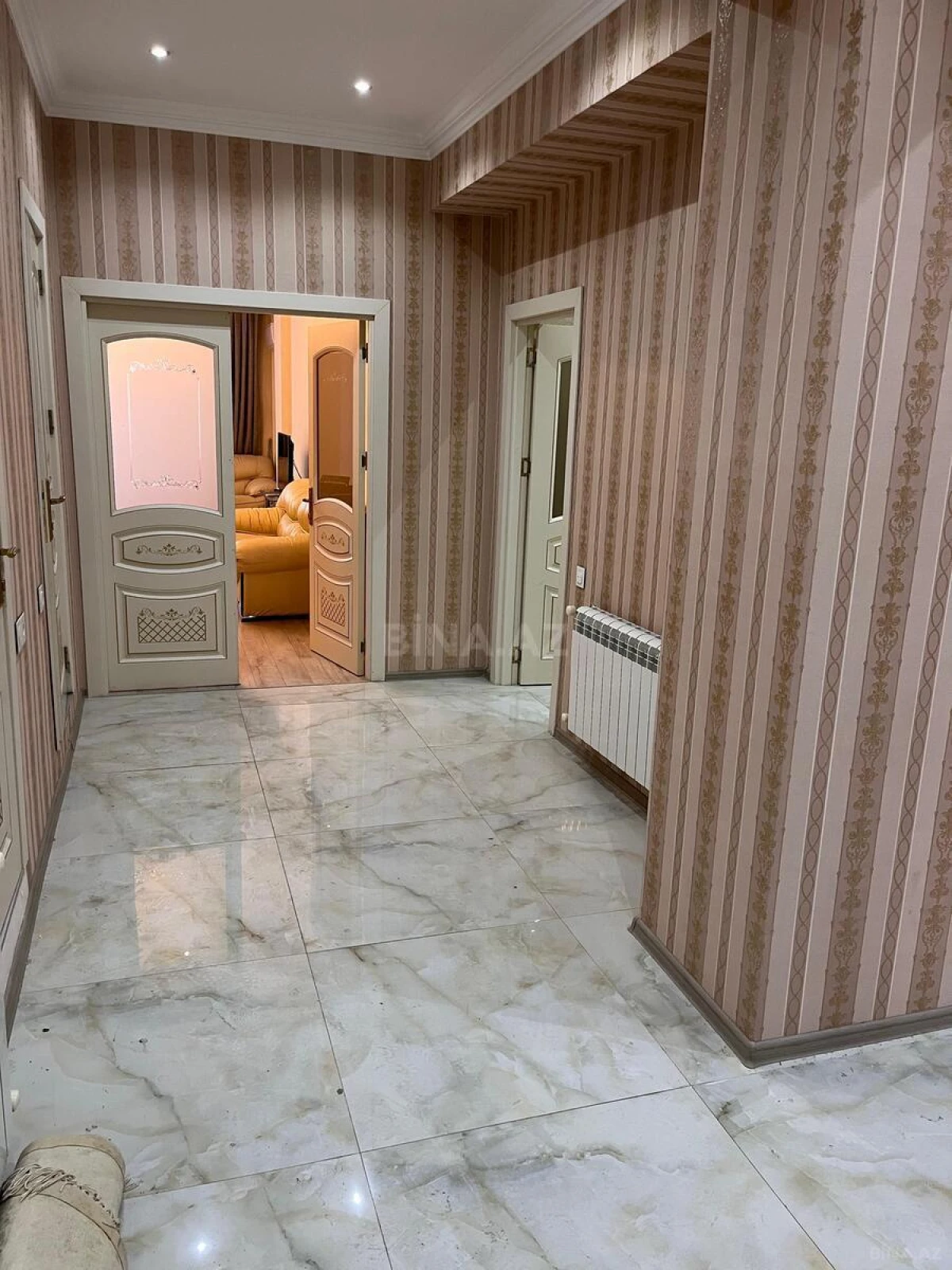 Satılır 4 otaqlı mənzil 190 m²