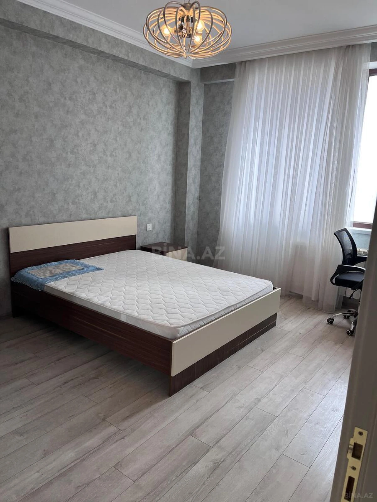 Satılır 4 otaqlı mənzil 190 m²