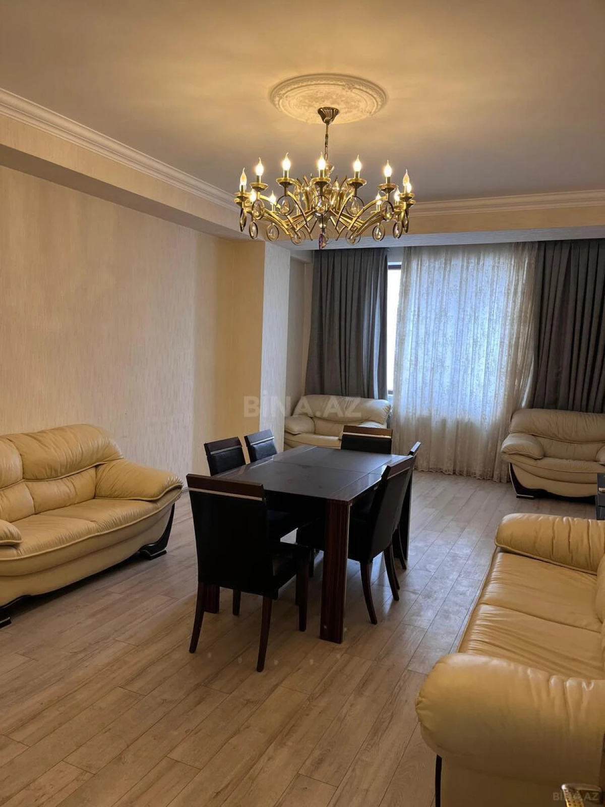 Satılır 4 otaqlı mənzil 190 m²