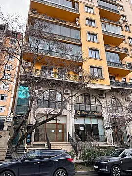 Satılır 4 otaqlı mənzil 190 m²