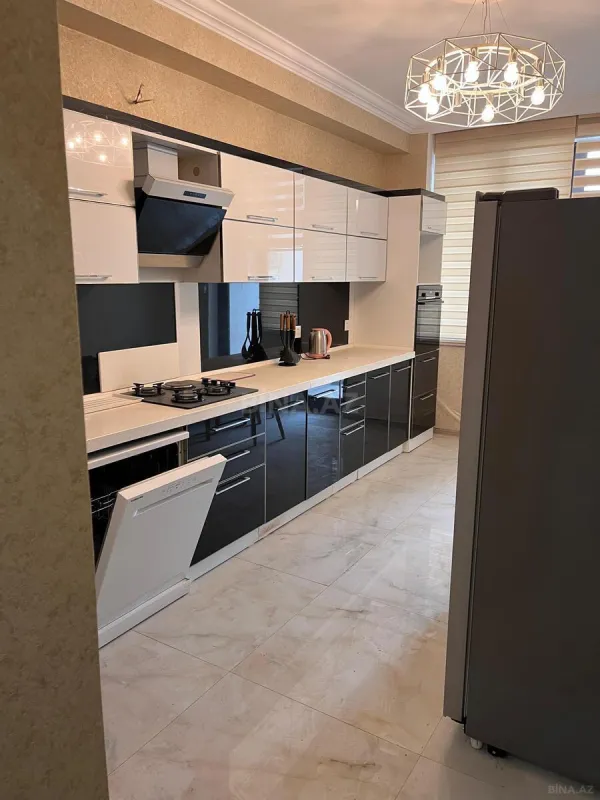 Satılır 4 otaqlı mənzil 190 m²