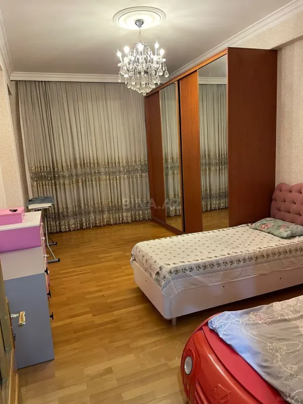 Kirayə verilir 3 otaqlı mənzil 145 m²