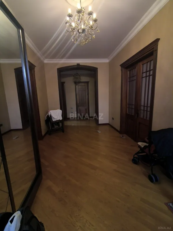 Satılır 9 otaqlı həyət evi 350 m²