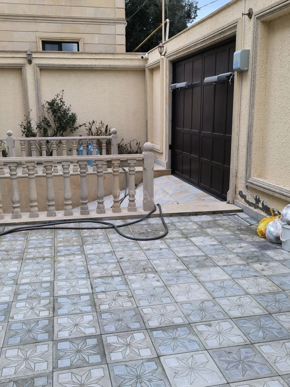 Satılır 9 otaqlı həyət evi 350 m²