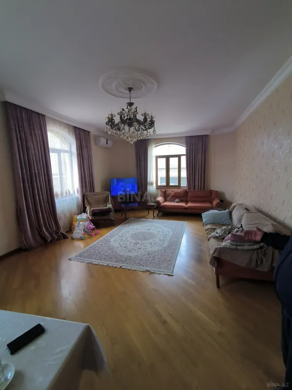 Satılır 9 otaqlı həyət evi 350 m²