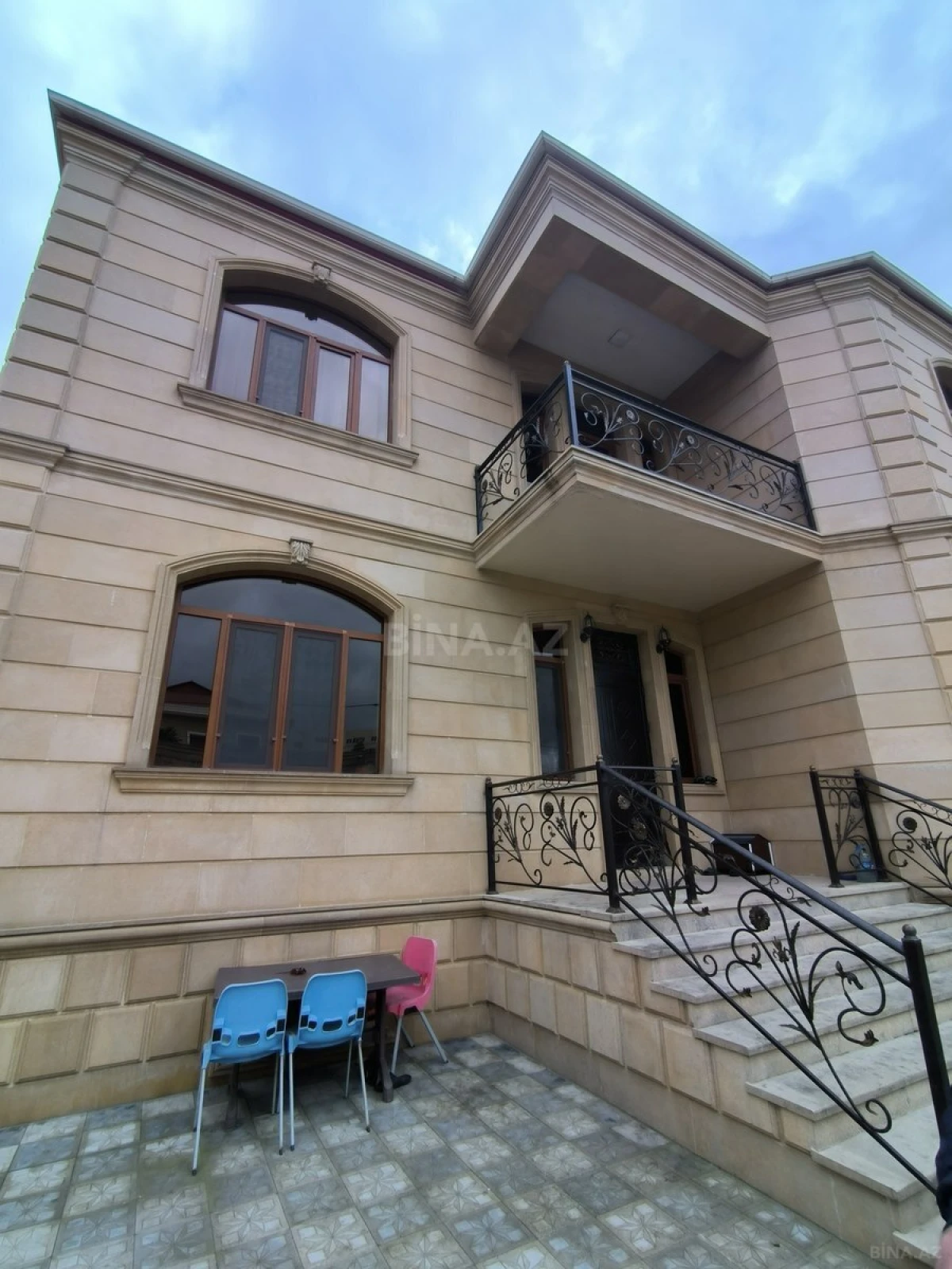 Satılır 9 otaqlı həyət evi 350 m²