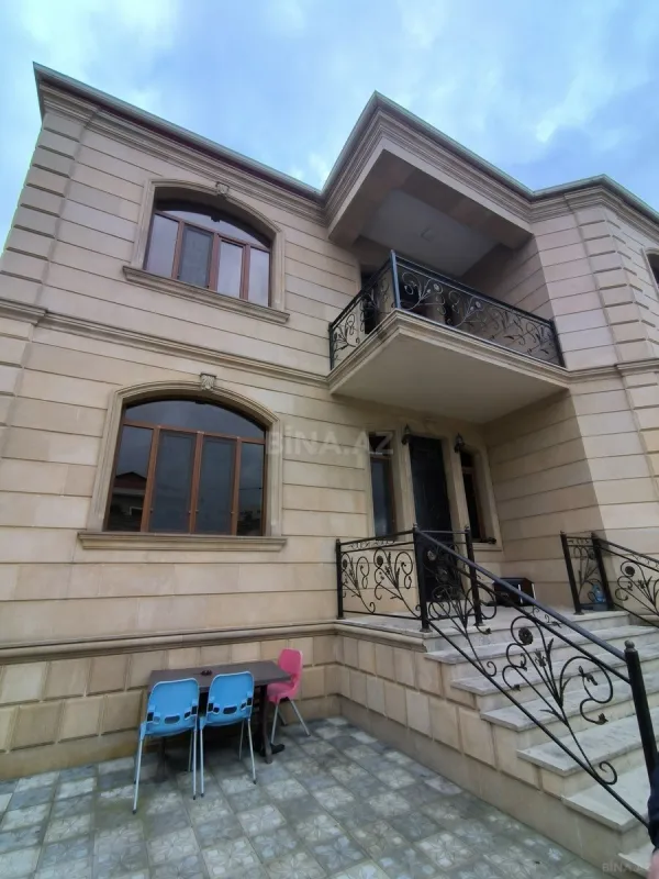 Satılır 9 otaqlı həyət evi 350 m²