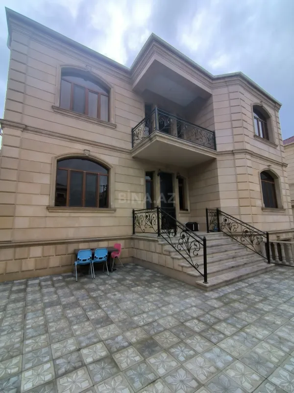Satılır 9 otaqlı həyət evi 350 m²