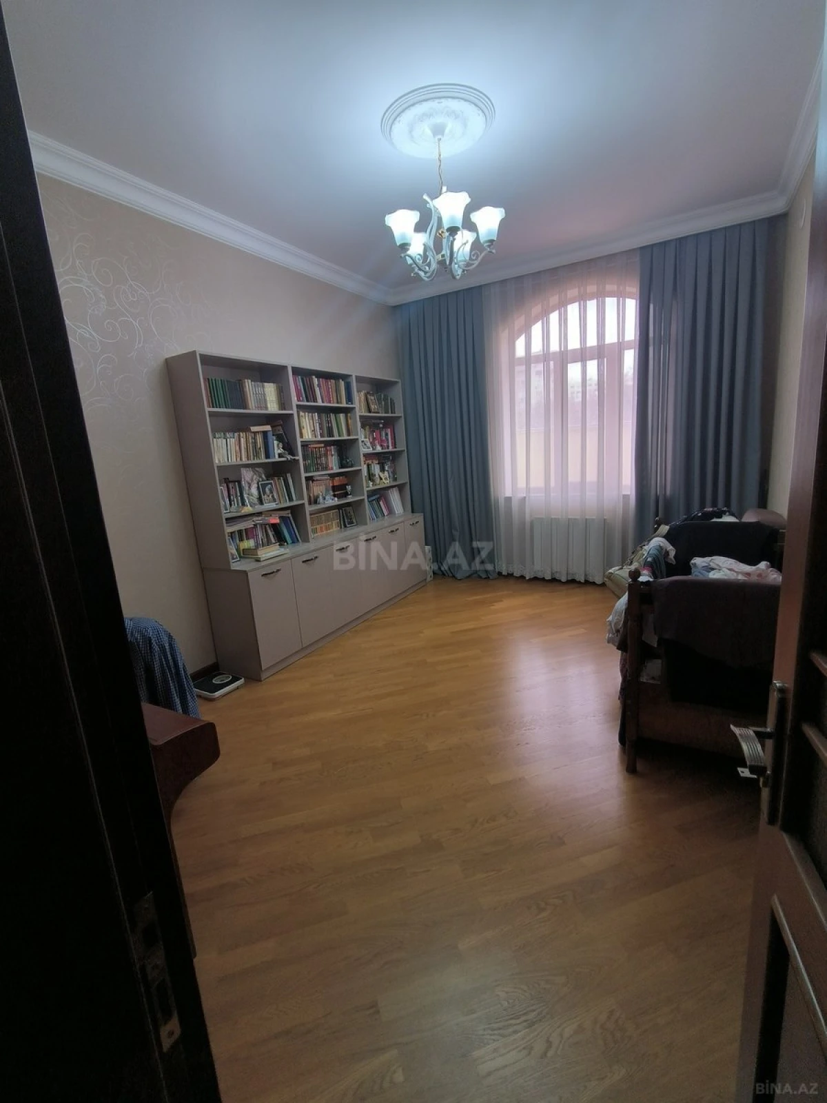 Satılır 9 otaqlı həyət evi 350 m²