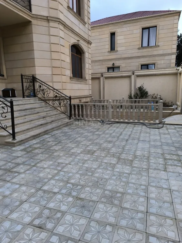 Satılır 9 otaqlı həyət evi 350 m²