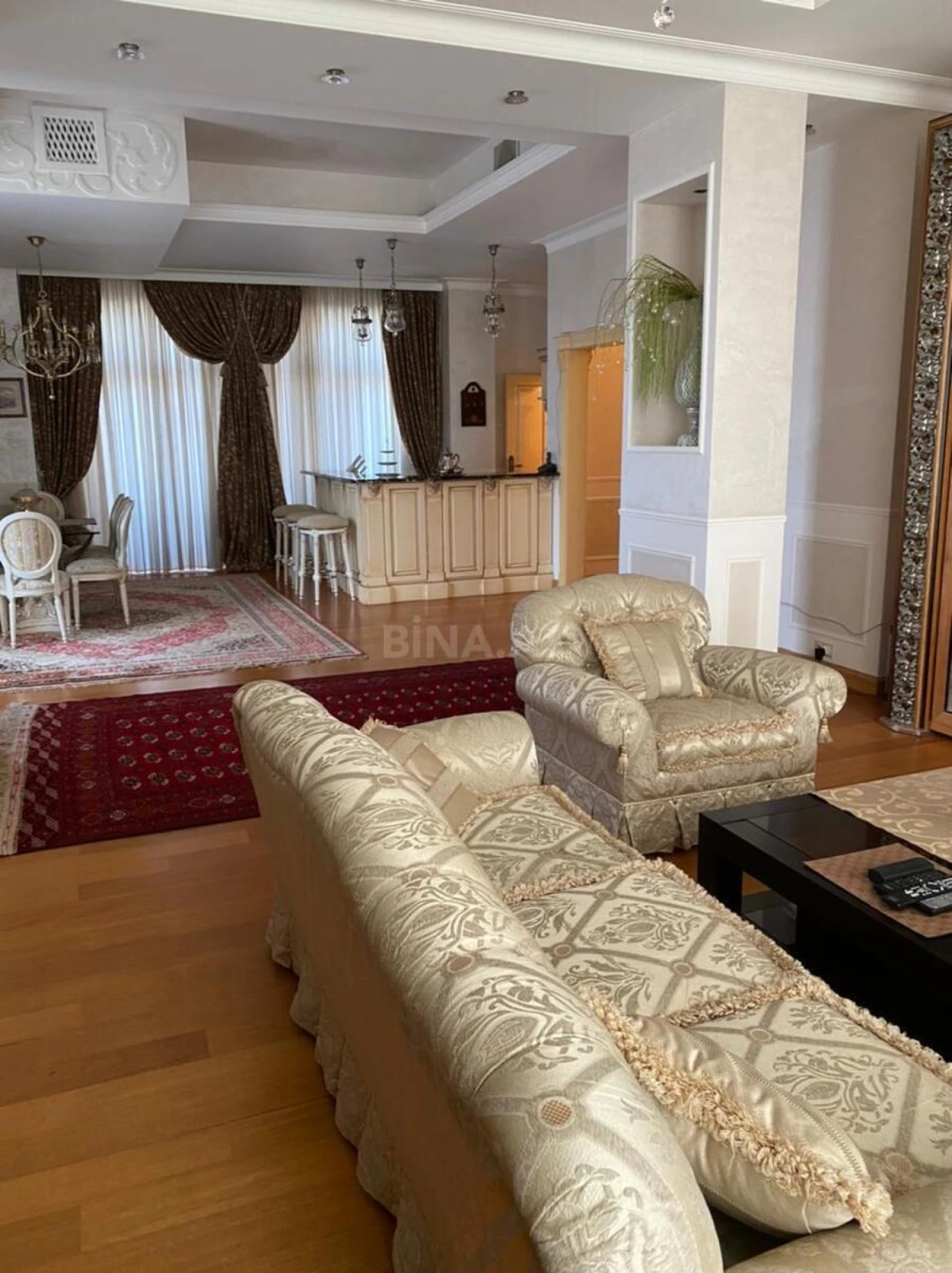 Kirayə verilir 3 otaqlı mənzil 200 m²