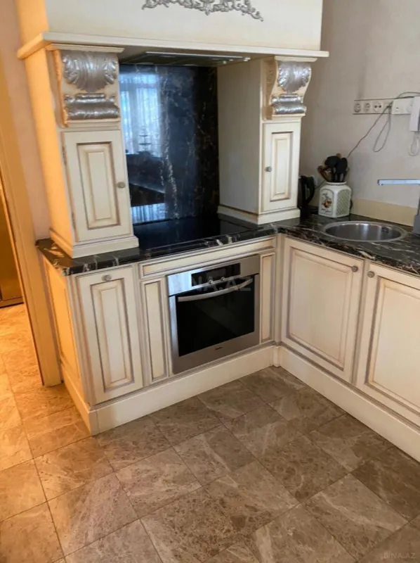 Kirayə verilir 3 otaqlı mənzil 200 m²