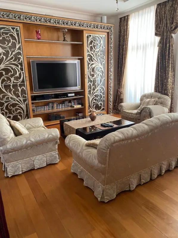 Kirayə verilir 3 otaqlı mənzil 200 m²