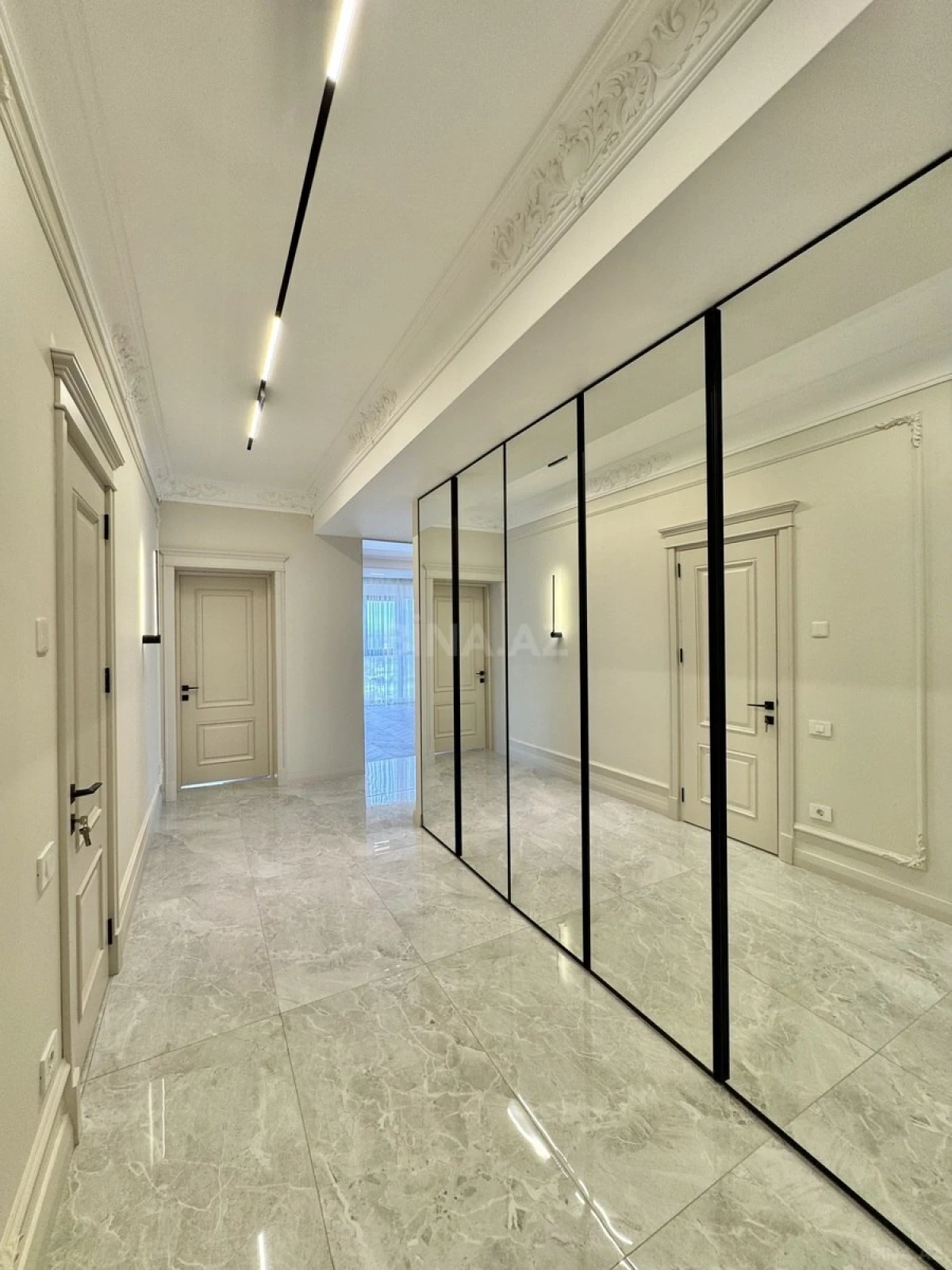 Satılır 3 otaqlı mənzil 127 m²