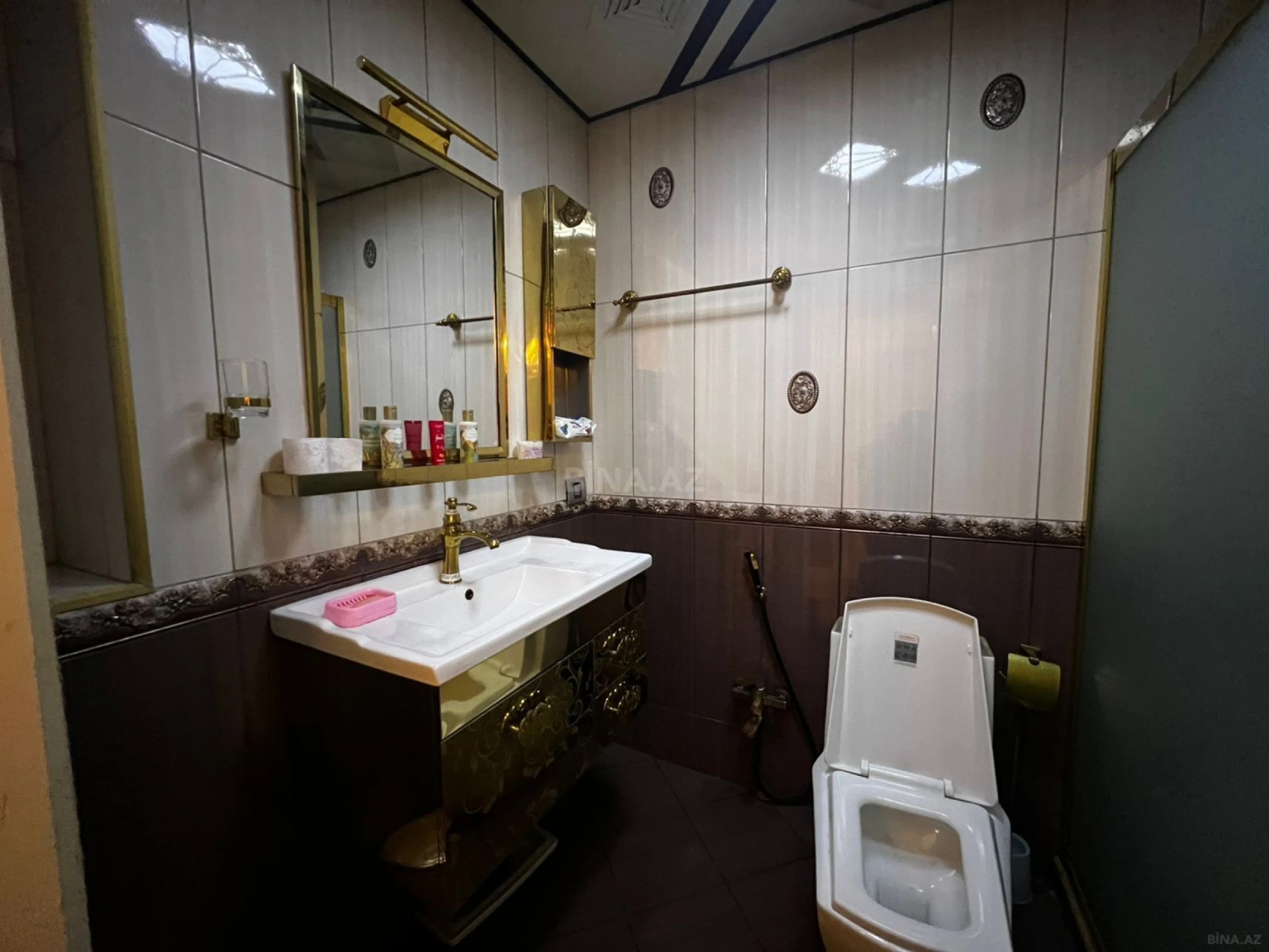 Kirayə verilir 4 otaqlı mənzil 236 m²