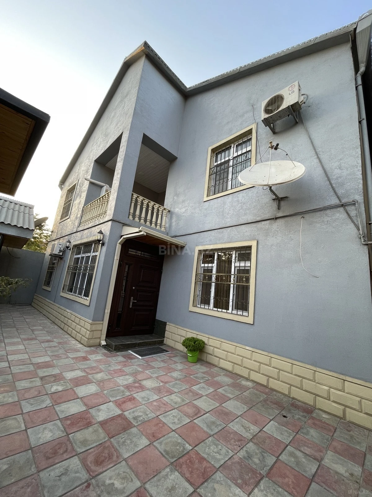 Satılır 5 otaqlı həyət evi 200 m²