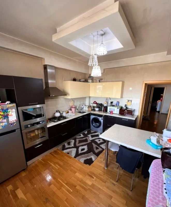 Satılır 2 otaqlı mənzil 108 m²