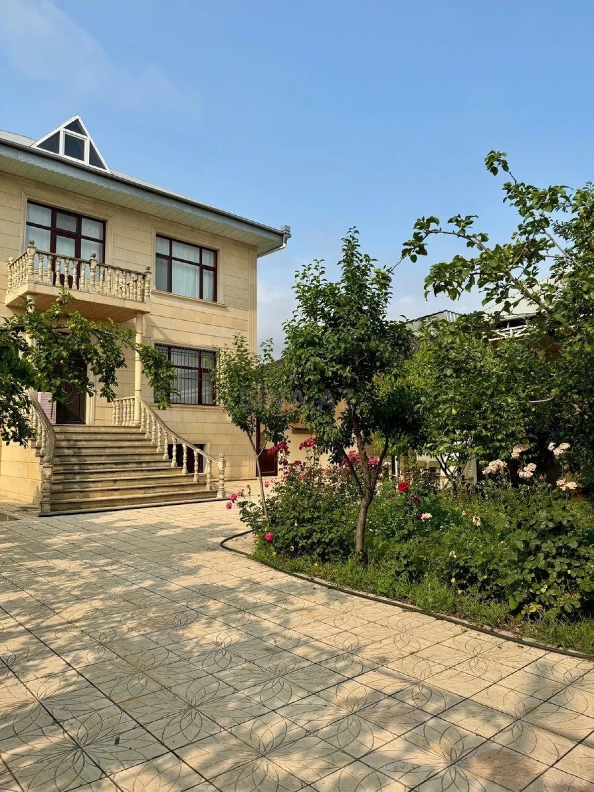 Satılır 7 otaqlı həyət evi 400 m²