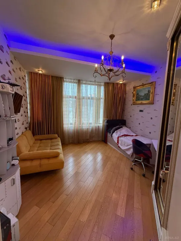 Satılır 4 otaqlı mənzil 234 m²