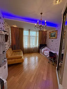 Satılır 4 otaqlı mənzil 234 m²