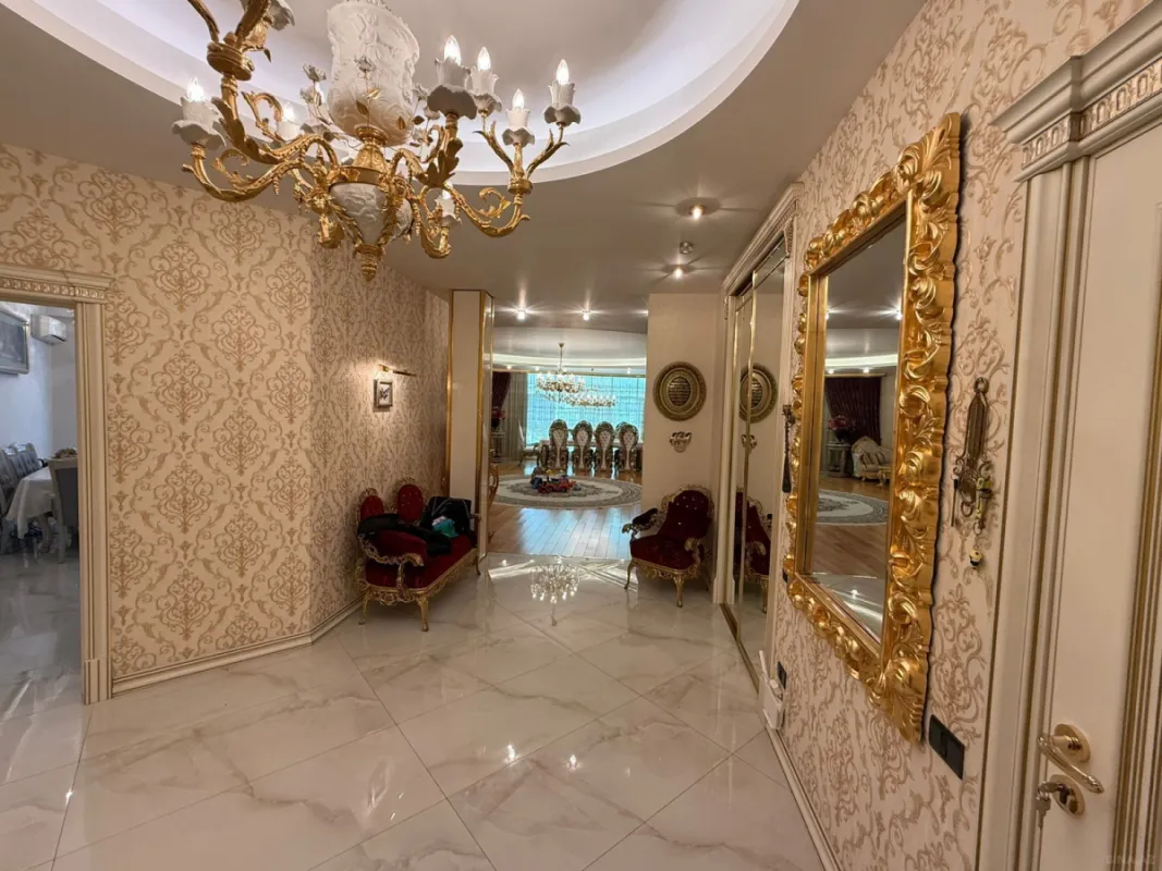 Satılır 4 otaqlı mənzil 234 m²