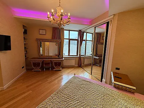 Satılır 4 otaqlı mənzil 234 m²
