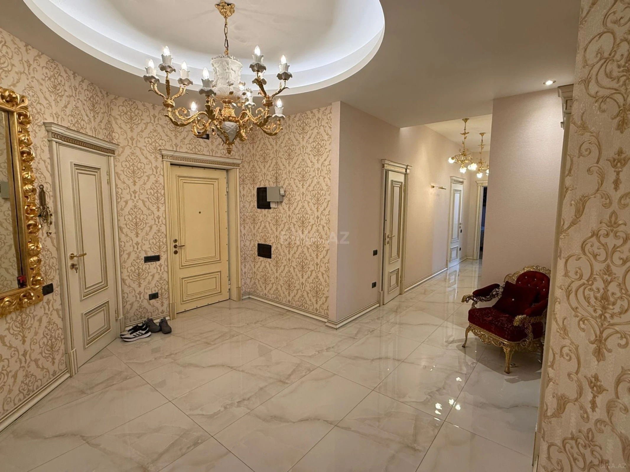 Satılır 4 otaqlı mənzil 234 m²