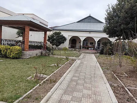 Satılır 4 otaqlı həyət evi 220 m²