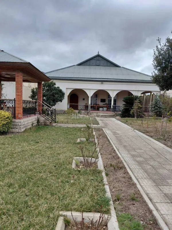Satılır 4 otaqlı həyət evi 220 m²