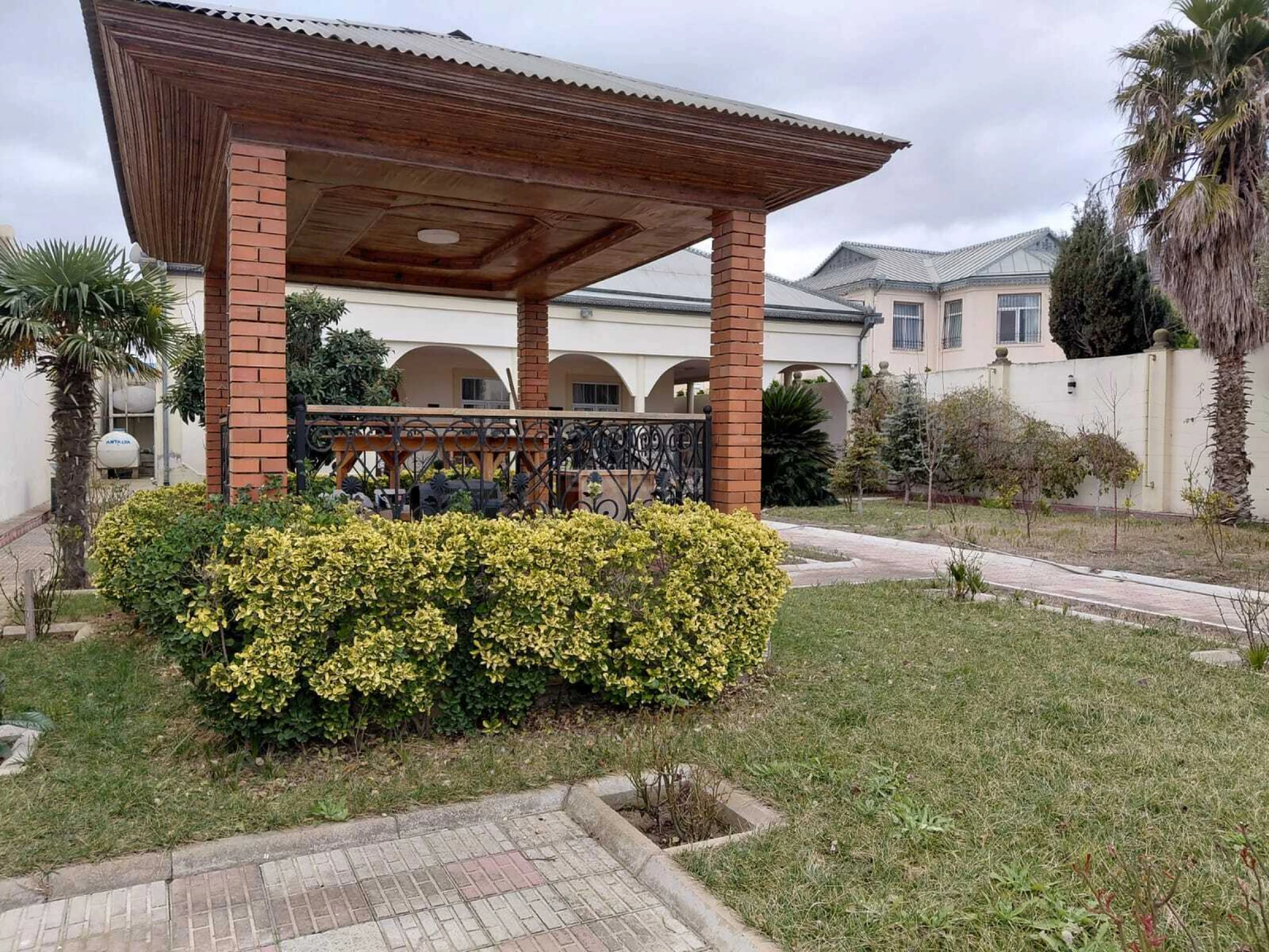 Satılır 4 otaqlı həyət evi 220 m²