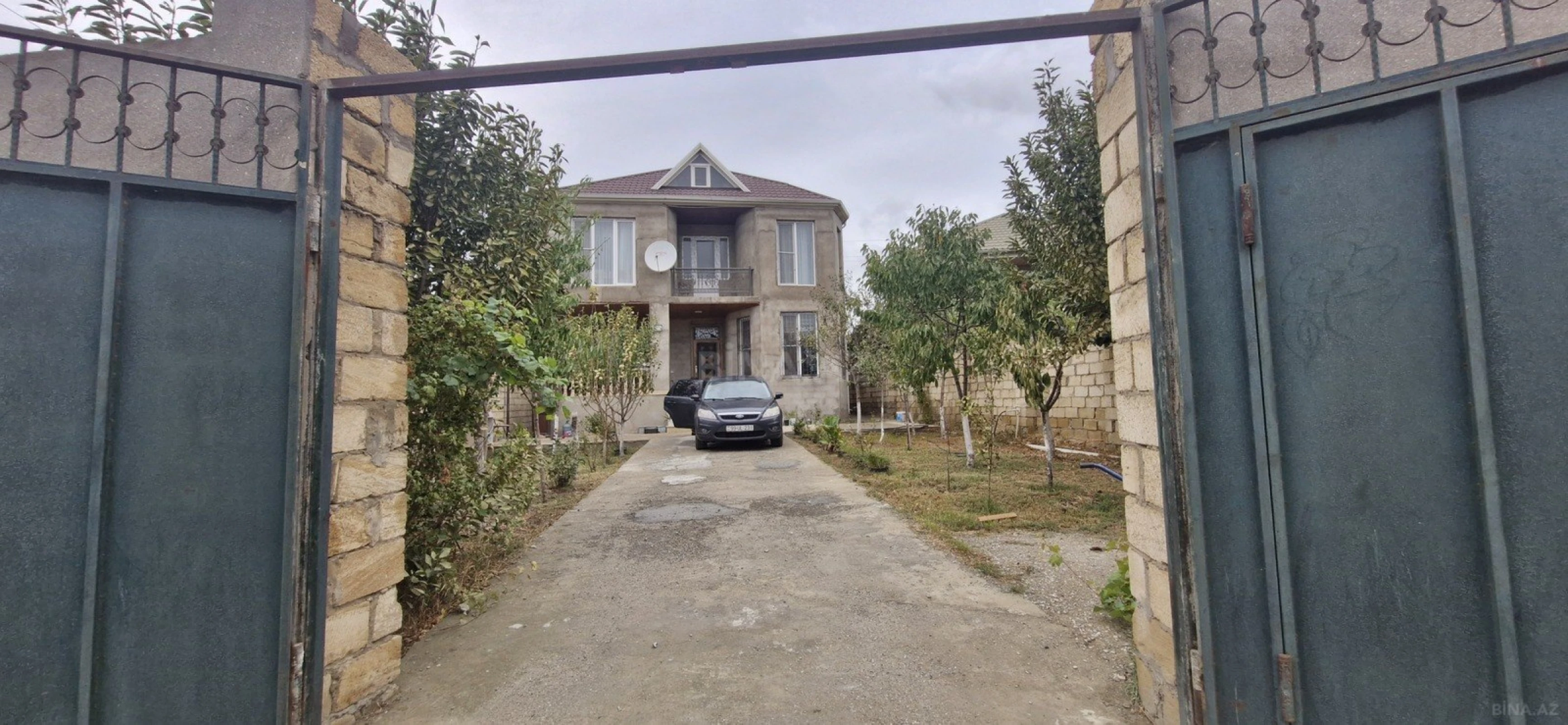 Satılır 7 otaqlı həyət evi 300 m²