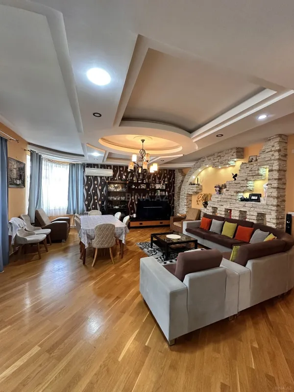 Satılır 4 otaqlı mənzil 191 m²