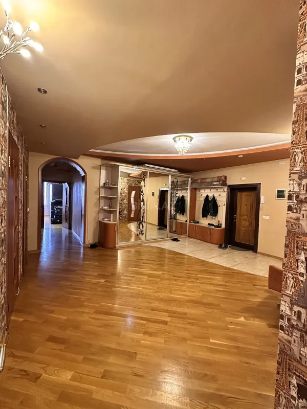 Satılır 4 otaqlı mənzil 191 m²