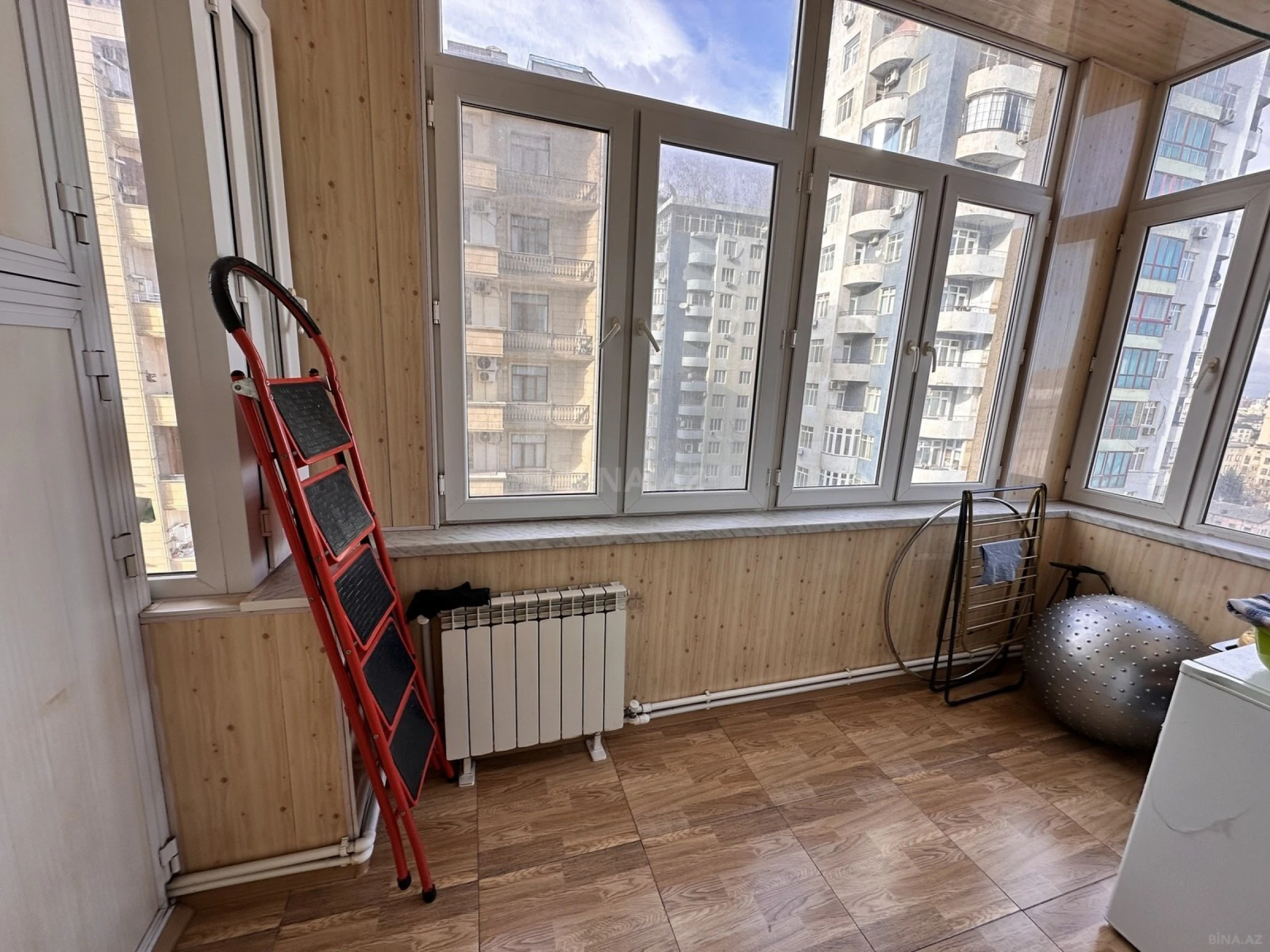 Satılır 4 otaqlı mənzil 191 m²