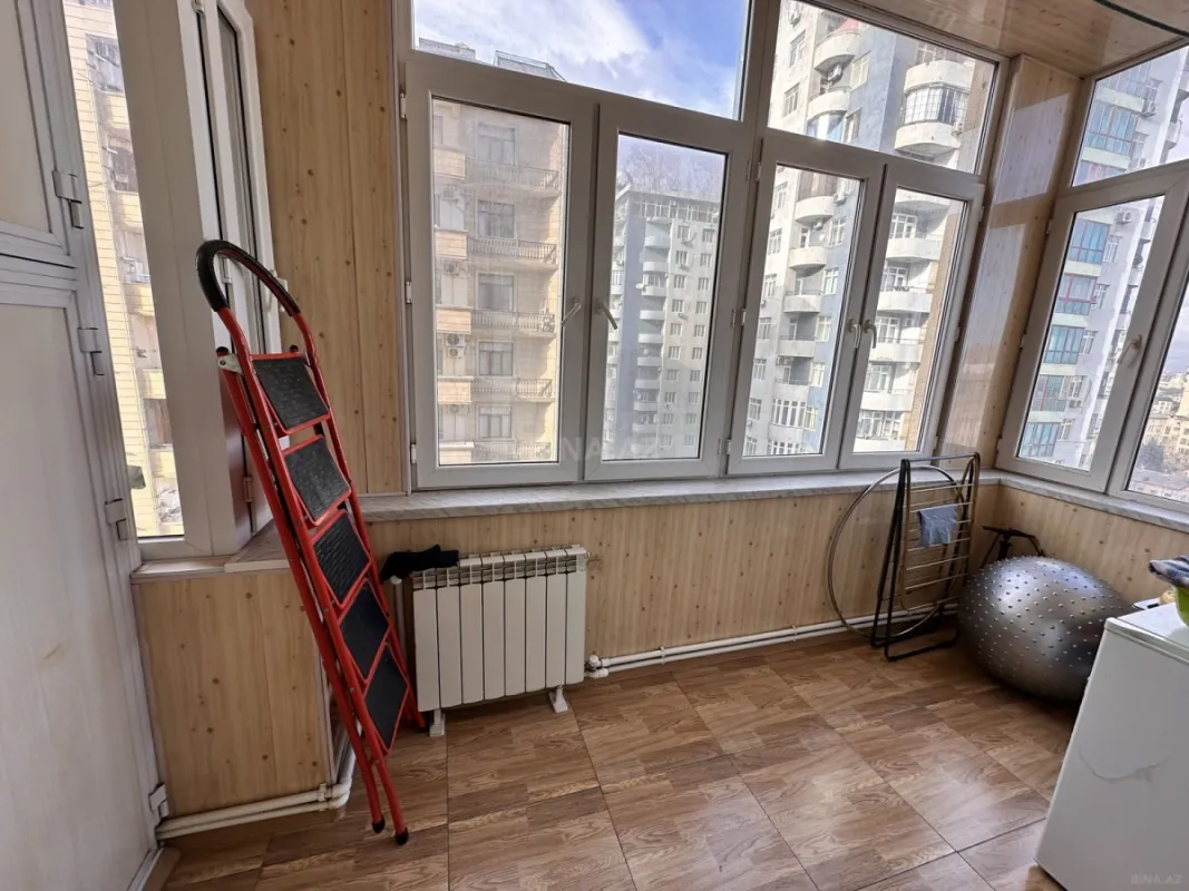 Satılır 4 otaqlı mənzil 191 m²