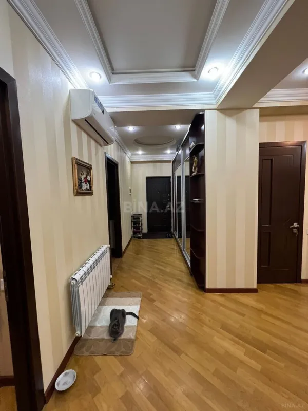 Satılır 4 otaqlı mənzil 140 m²