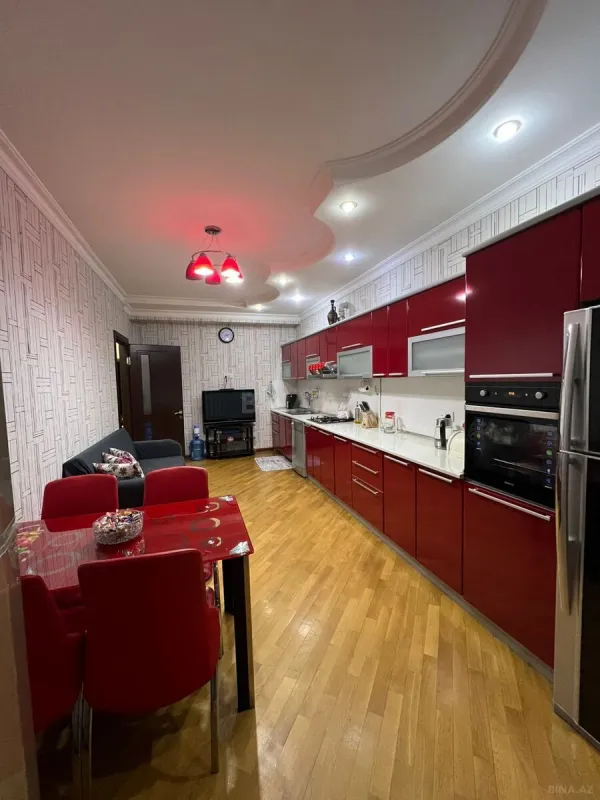 Satılır 4 otaqlı mənzil 140 m²