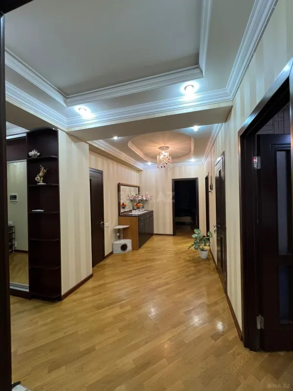Satılır 4 otaqlı mənzil 140 m²