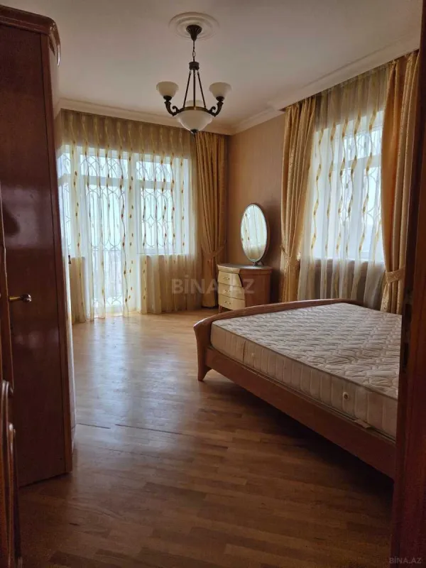 Satılır 5 otaqlı həyət evi 450 m²