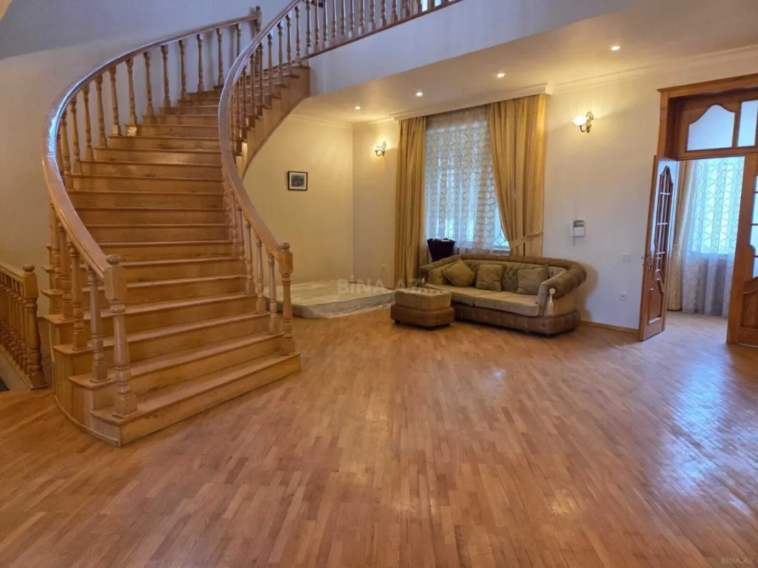 Satılır 5 otaqlı həyət evi 450 m²