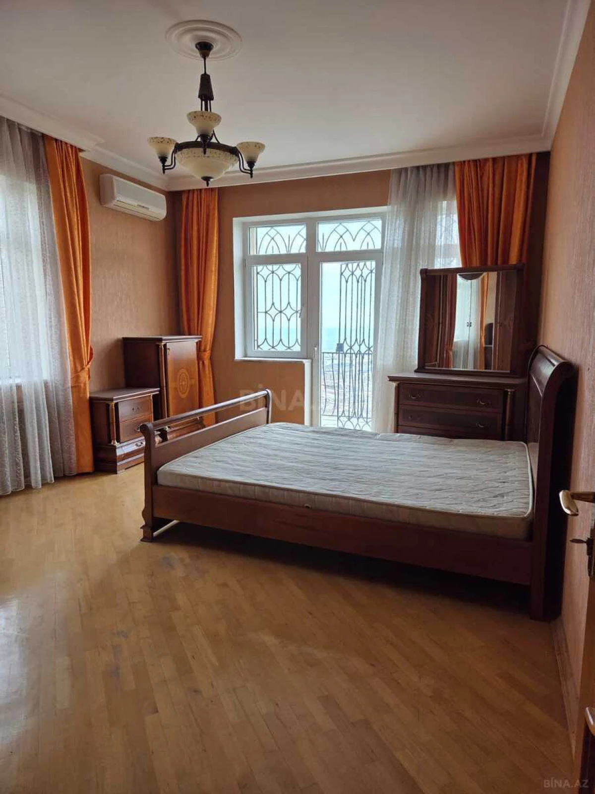 Satılır 5 otaqlı həyət evi 450 m²